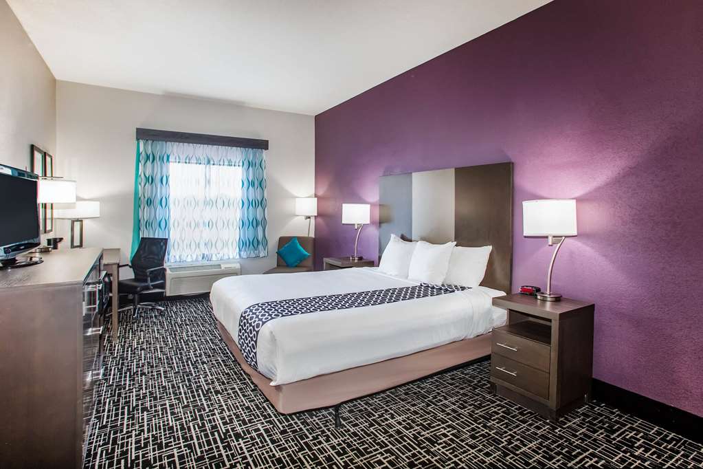 La Quinta Inn & Suites by Wyndham Pontoon Beach - photo 30