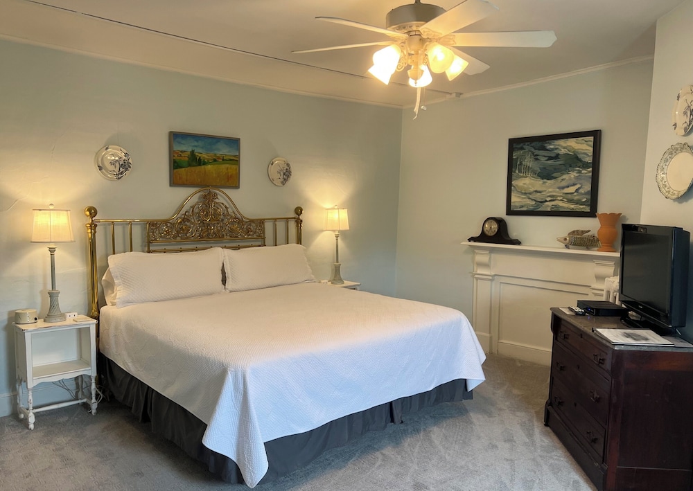 Rogues Harbor Inn - photo 24