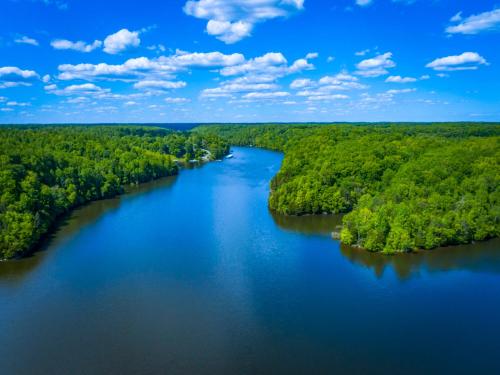 Luxurious Lake Getaway in Winchester, United States