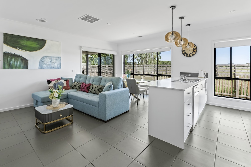 Comfort Retreat VIC Officer 5BR WiFi Parking — 4-Star Luxury Hotel in Officer, Australia