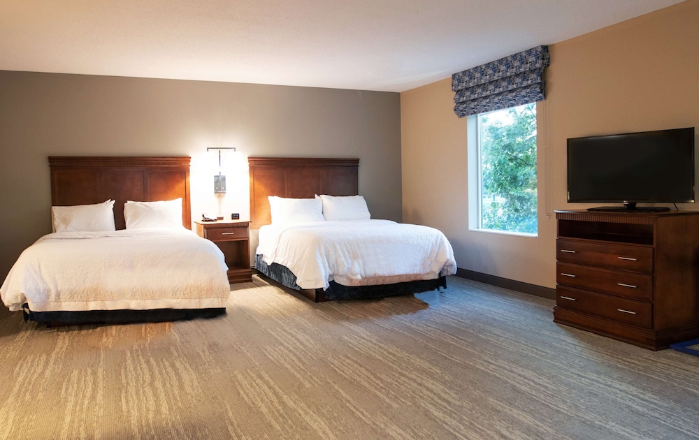 Hampton Inn Gloucester - photo 13