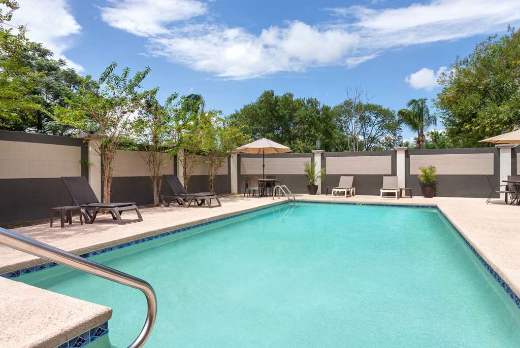 La Quinta Inn & Suites by Wyndham Brownsville North - photo 17