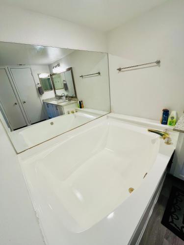 Cute 2 Bedroom 2 Bath 2 mile Strip5