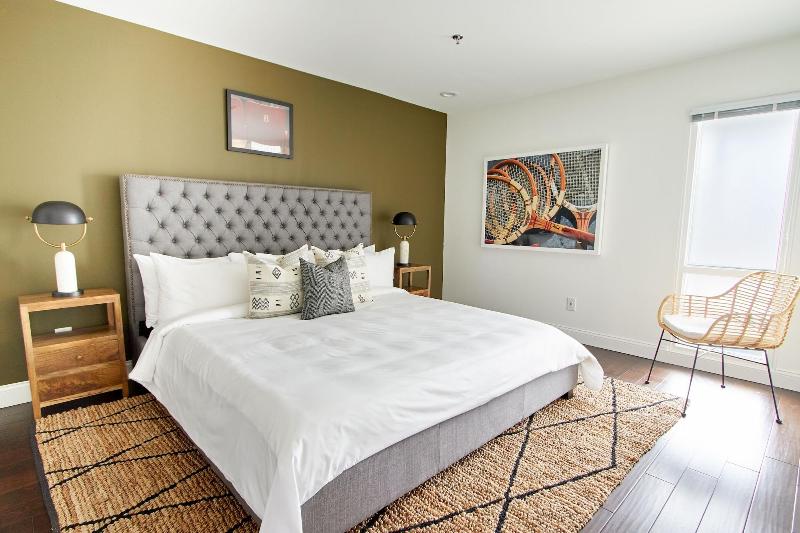 One Baltimore Place by Sonder - photo 15