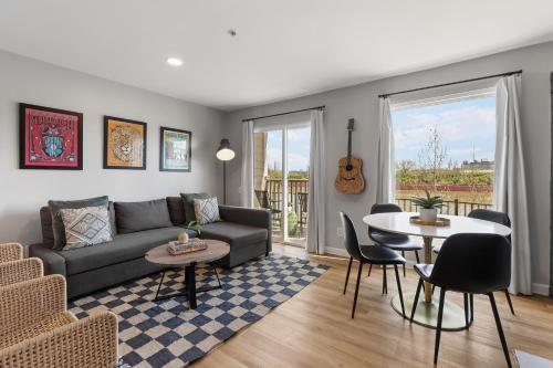 Nashville Oasis Walk to Broadway with POOL Parking Gym and Patio — 4-Star Luxury Hotel in Nashville, United States