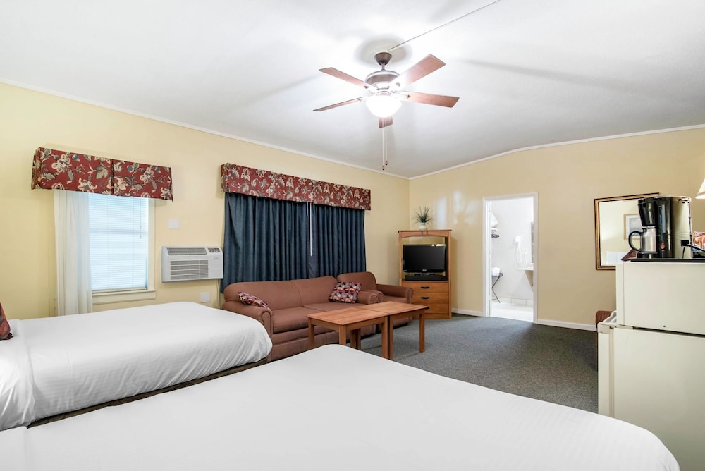 Econo Lodge Inn & Suites Tilton - photo 24