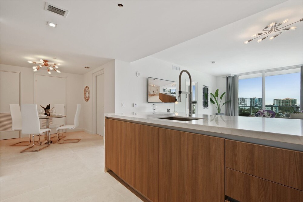 Top Fort Lauderdale Condo 7th Floor Private and Sanitized Hotel Amenities Free Parking for Stays Over 27 Days 400 ft From the Beach. Hosted by Super Host Fort Lauderdale - photo 23