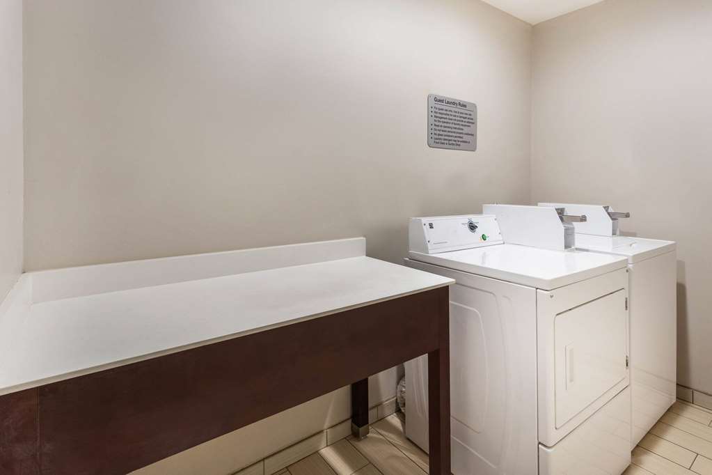 La Quinta Inn & Suites by Wyndham Rockford - photo 30