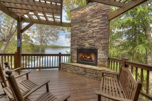 When in Rome Luxury Lakeside Blue Ridge Cabin Spacious Lakeside Luxury Hot Tub Game Room Lake Dock Steps To Lake Blue Ri — 4-Star Luxury Hotel in Blue Ridge, United States