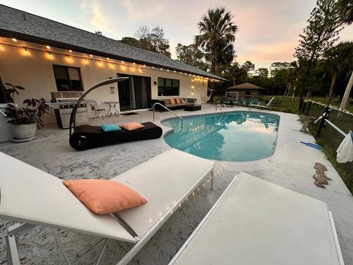 Vacation pool home in the woods. — 4-Star Luxury Hotel in Naples, United States