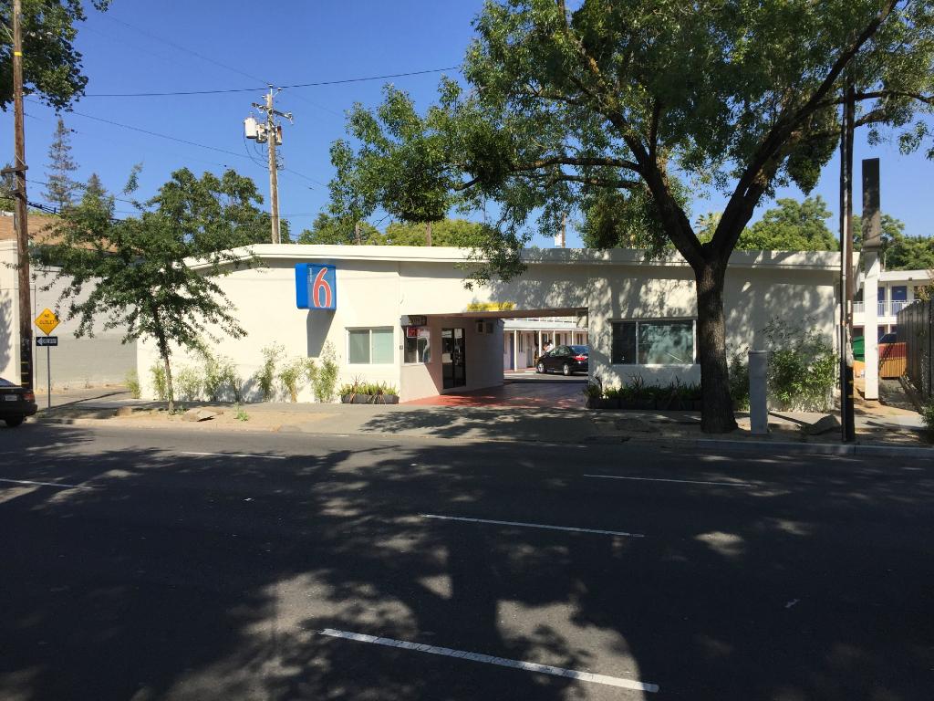 Travelodge By Wyndham Sacramento Convention Center - photo 16