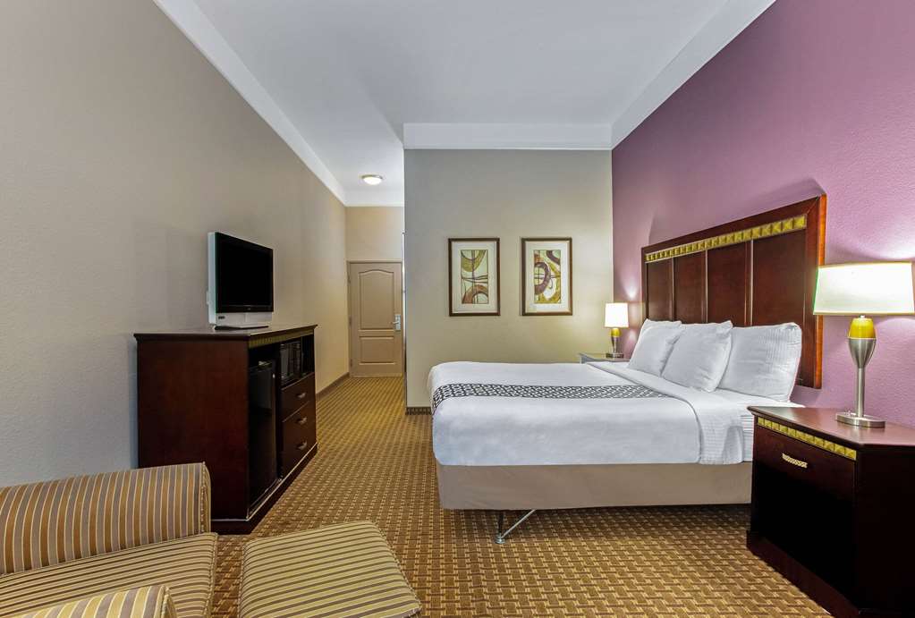 La Quinta Inn & Suites by Wyndham Cleburne - photo 14
