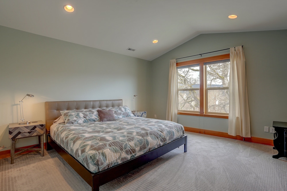 Spacious B2 Townhome with Fireplace and BBQ on the Deck by RedAwning - photo 5