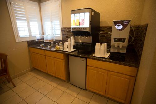 Gateway Thunderbird Motel - photo 15