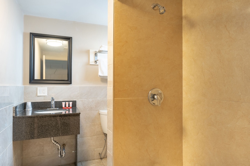 OYO Hotel Malden MA Broadway - photo 3