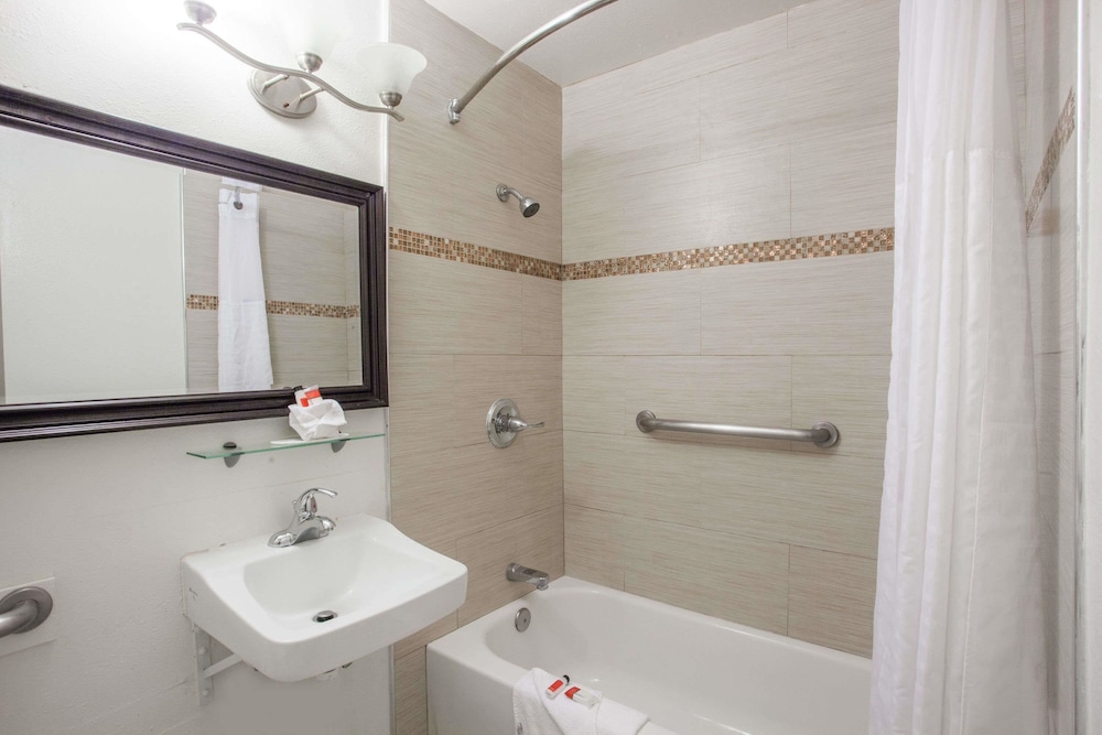 Days Inn by Wyndham Orange Anaheim - photo 12