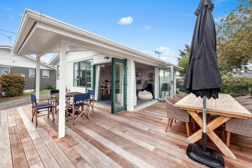 Waterside Bliss Taupo Holiday Home — 4-Star Luxury Hotel in Taupo, New Zealand