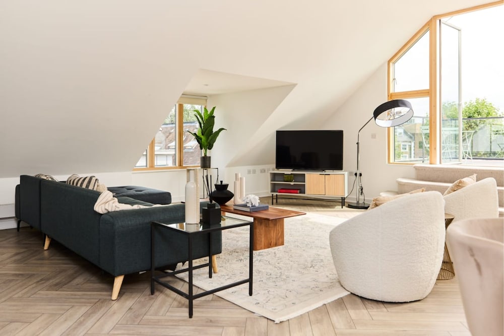 The Putney Wonder Dazzling 3BDR Flat with Garden — 4-Star Luxury Hotel in London, United Kingdom