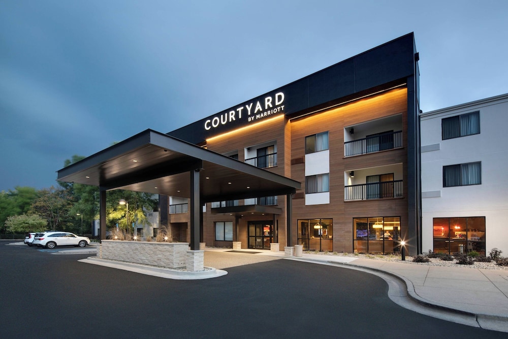 Courtyard By Marriott Grand Rapids Airport — Grand Rapids