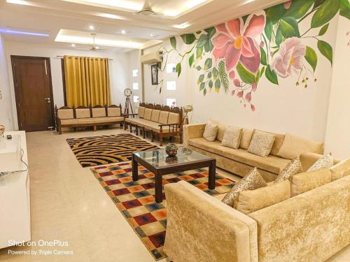 BnBBuddy Stupendous Home In Shalimar Bagh — 4-Star Luxury Hotel in New Delhi, India