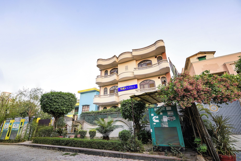 FabExpress The Eden Roc in Noida, India