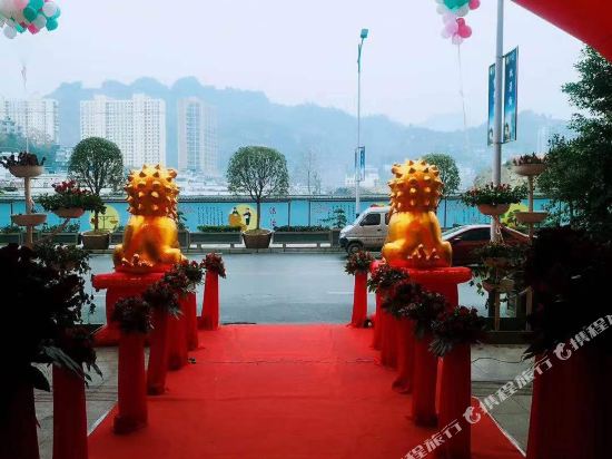 Luyuan Hotel along the river in Heping, People's Republic of China