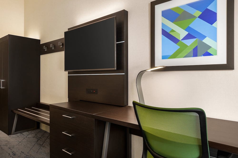 Holiday Inn Express & Suites Redding by IHG - photo 13