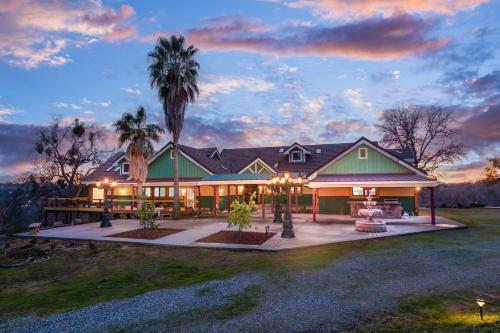 Yosemite Gateway Sleeps 18 Coarsegold Villa near Bass Lake — 4-Star Luxury Hotel in Coarsegold, United States