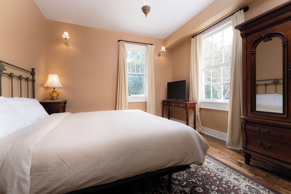 The NuWray Hotel & Carriage House - photo 10