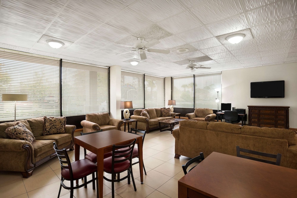 Days Inn by Wyndham Jacksonville Airport - photo 3
