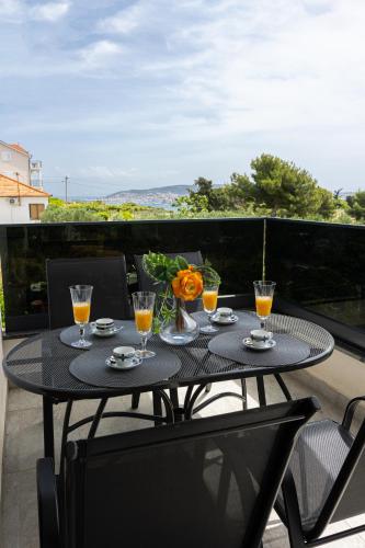 Apartmani Gabriel — 4-Star Luxury Hotel in Seget Vranjica, Croatia