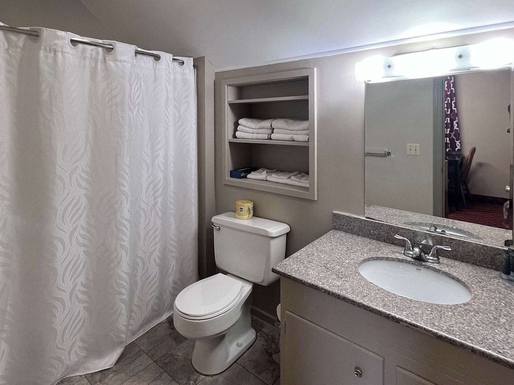 Rodeway Inn & Suites Hershey Chocolate Avenue - photo 39