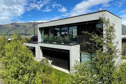 Luxurious Lake and Alpine Views in Wanaka, New Zealand