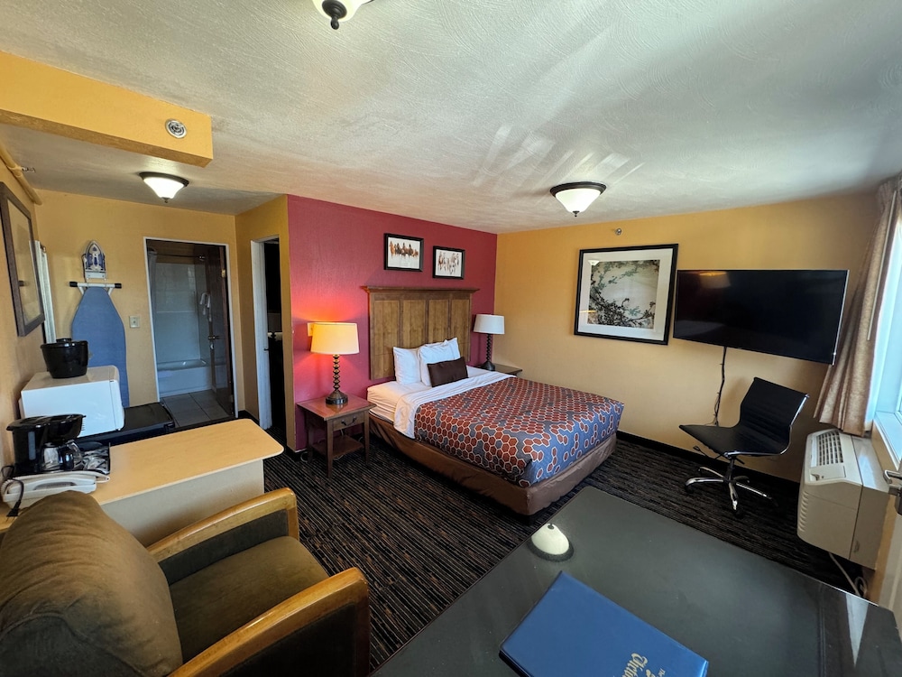 The Royal Victorian Motel - photo 30