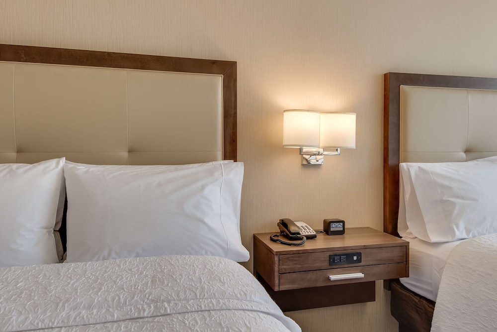 Hampton Inn & Suites Los Angeles Glendale - photo 27