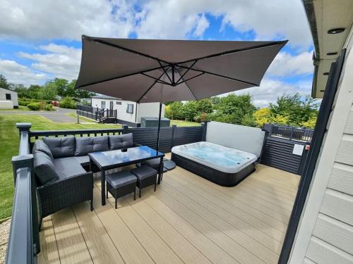 Bee Hive Hot Tub lodge with Free Hoburne Passes — 4-Star Luxury Hotel in South Cerney, United Kingdom