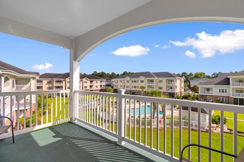Top Floor @ Golf Condo Sleeps 6 Pool Views Grill by myBeach Vacation Rentals — 4-Star Luxury Hotel in Myrtle Beach, United States