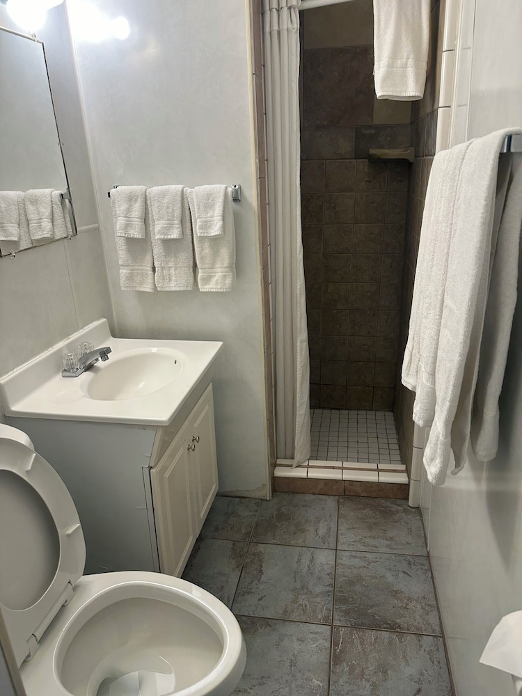 Grand Central Motel - photo 17