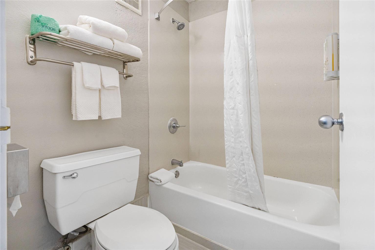 Clarion Pointe Galveston Beachfront - photo 22