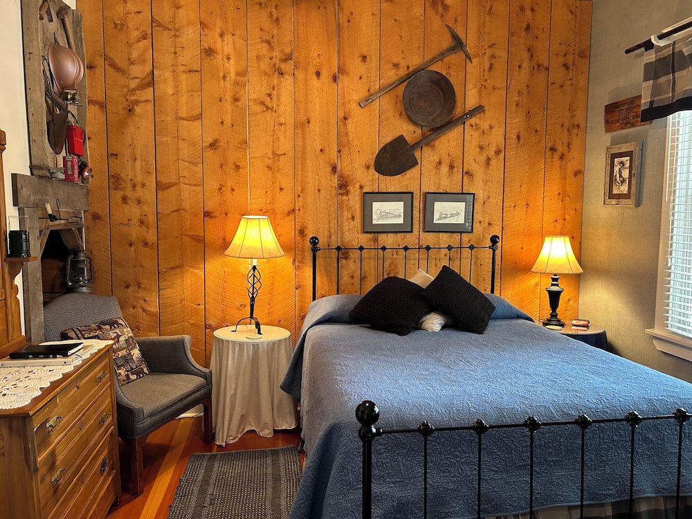 Moore's Old Pine Inn - photo 5