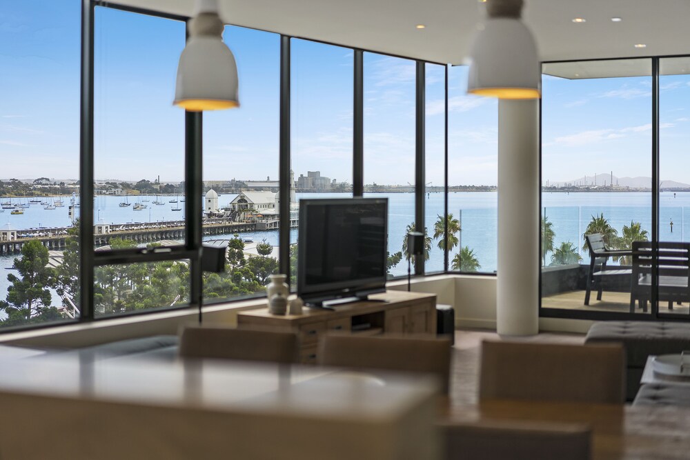 Edgewater Penthouse — 4-Star Luxury Hotel in Geelong, Australia