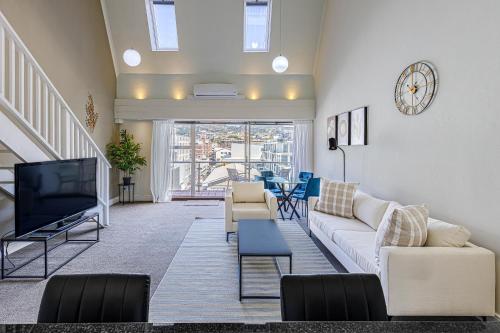 CBD Loft with Mountain View Balcony Aircon Parking