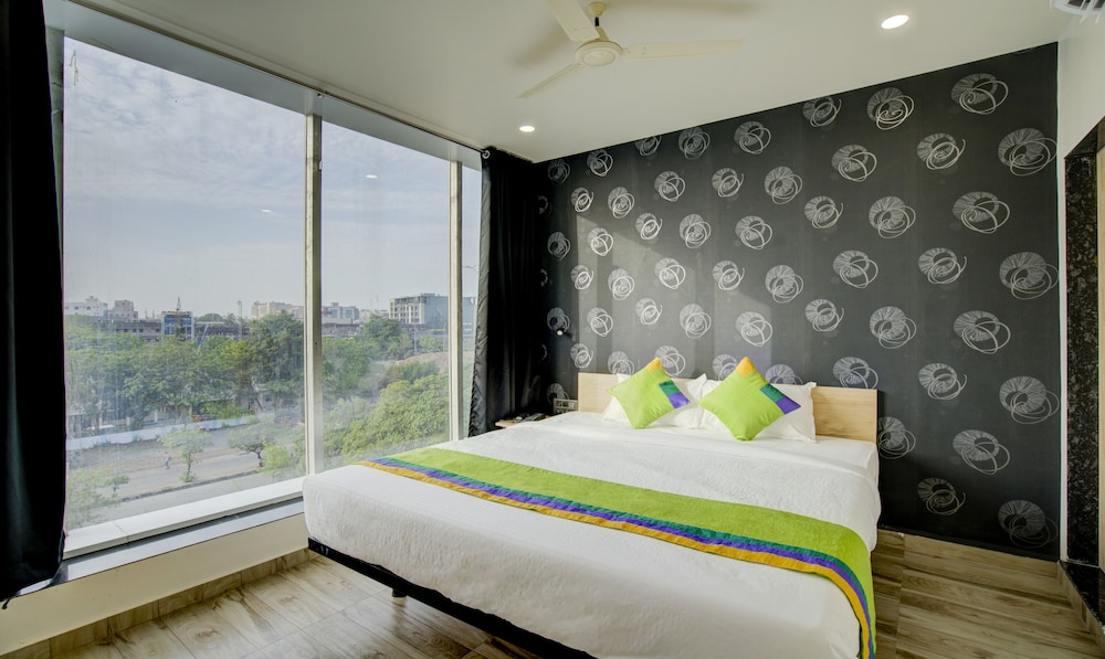 Treebo Grand Lotus - last minute hotel in Surat