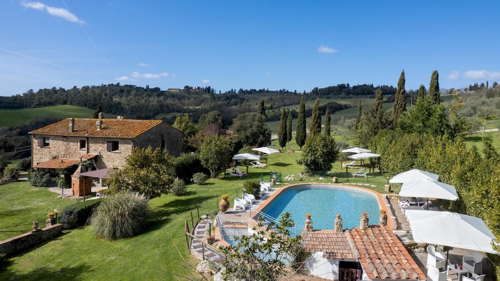 Il Pratone 12 Emma Villas — 4-Star Luxury Hotel in Pomarance, Italy