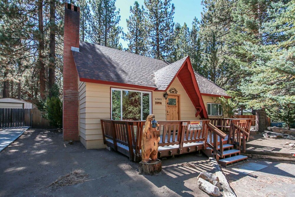 Knotty Bear 1540 by Big Bear Vacations — 4-Star Luxury Hotel in Big Bear Lake, United States