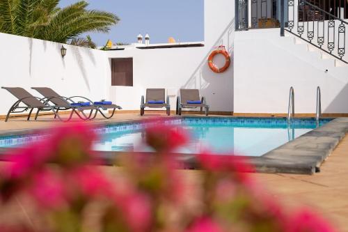 Vista Lobos entre volcanes y oceano in Playa Blanca, Spain