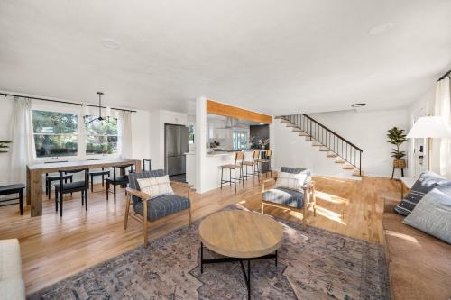 Beautiful 3 story villa with room for 17 people outdoor POOL and indoor SAUNA — 4-Star Luxury Hotel in Spokane, United States