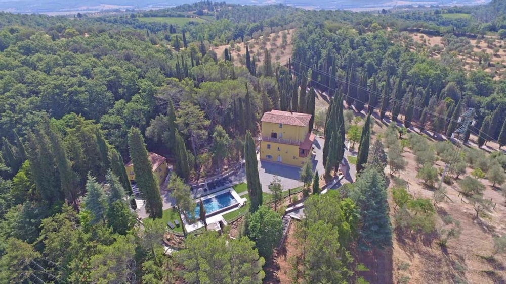 Villa Febea Casa Delle Farfalle 6 Posti Letto casa Delle Farfalle 6 Posti Letto — 4-Star Luxury Hotel in Chiusi, Italy