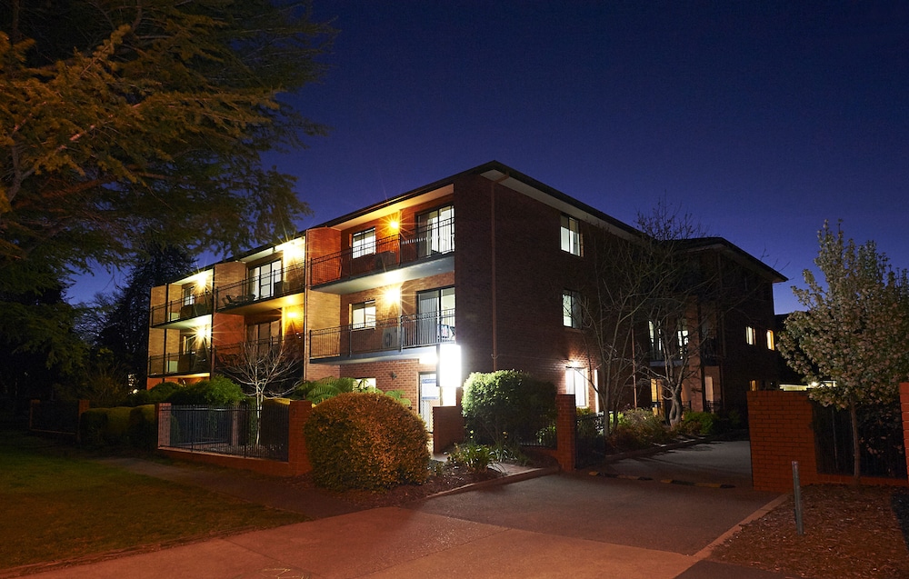 Oxley Court Serviced Apartments — 4-Star Luxury Hotel in Griffith, Australia