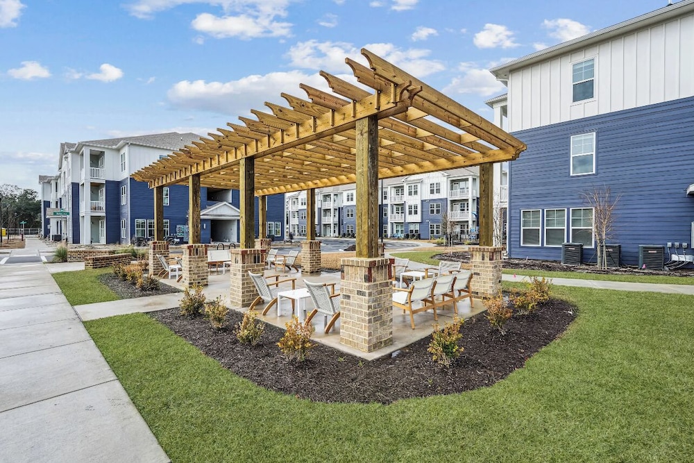 Landing Apartments Leland — 4-Star Luxury Hotel in Leland, United States